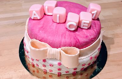 Gâteau cake design décoration nœud et cube en pâte à sucre pour anniversaire 