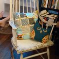 chaise à bascule et coussin en patchwork