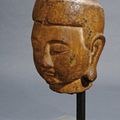 Tête de boddhisattva en grès beige, Chine, époque Sui (581 - 618).