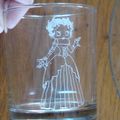 verre et assiette gravés Betty Boop