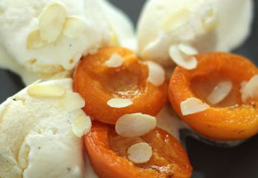 GLACE À L'ITALIENNE À LA VANILLE FAITE MAISON ET ABRICOTS ROTIS AU MIEL