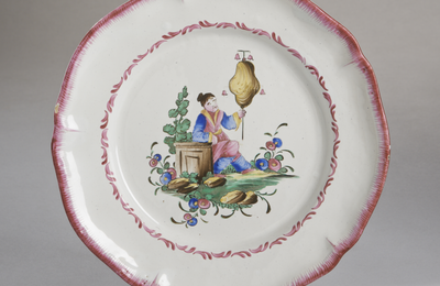 Les Islettes. Plat rond à bordure contourné soulignée d’un peigné rose. Début XIXème siècle. Période Dupré