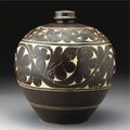 A 'Cizhou' sgraffiato brown-glazed globular vase, Jin dynasty (1115-1234)