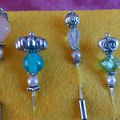 BROCHES FIBULES PERLES EN VERRE