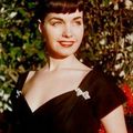 Bettie sous toutes les coutures.