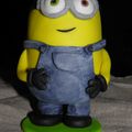 Un minion en pâte Fimo de 10 cm de haut...