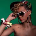 Rihanna porte des lunettes de soleil Carrera vintage dans son clip vidéo "Rude Boy"