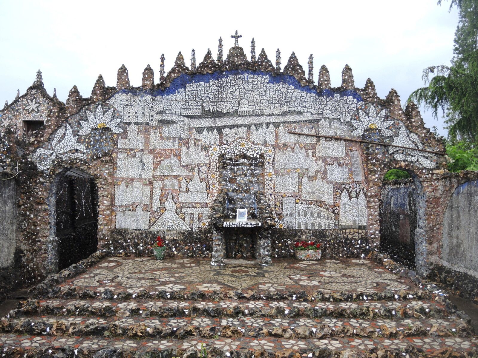 Chartres, Maison Picassiette, le jardin (parvis Jérusalem), le trône (28)