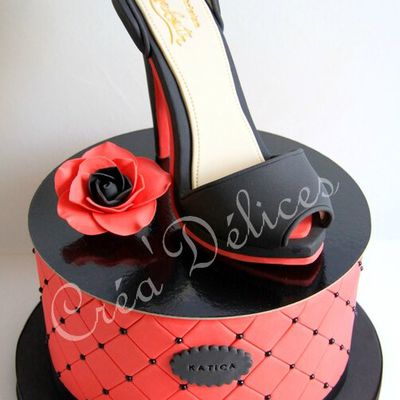 Un gâteau féminin pour l'anniversaire d'une jeune