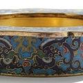 Chine, Epoque Ming (1368 - 1644). Petite coupe lobée en bronze doré et émaux cloisonnés
