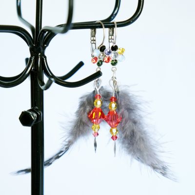 Bracelet orange et boucles d'oreilles plumes