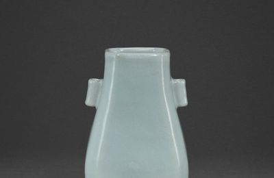 A Ru-glazed octagonal vase, Seal mark and period of Qianlong