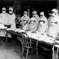 1918 : fabrication de masques en tissu pendant la pandémie de grippe espagnole