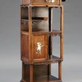 Dans le goût de Viardot. Petite étagère en bois sculpté dans le goût indochinois. Vers 1900