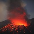 un volcan rentre en eruption en direct au japon 