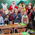 LE PÈRE NOËL ET SES MASCOTTES GUIDÉS SUR LE CHEMIN DE L’ECOLE.