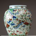 Important vase Wucai à décor «aux cent daims», Chine, Dynastie Ming, marque à six caractères et et époque Wanli (1573 -1619)