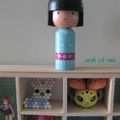 Une étagère en bois pour miniatures décorée avec des papiers variés et qui devient une étagère à petits jouets!