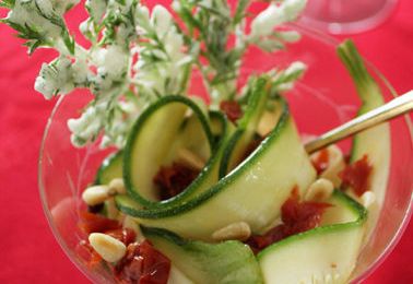 VERRINES DE COURGETTES MARINEES, TOMATES SECHEES, PIGNONS ET TEMPURA DE FANES DE CAROTTES