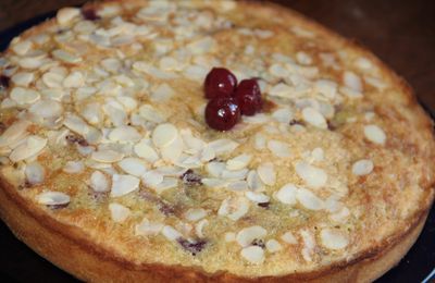 GATEAU MOELLEUX AUX AMANDES ET CERISES GRIOTTES