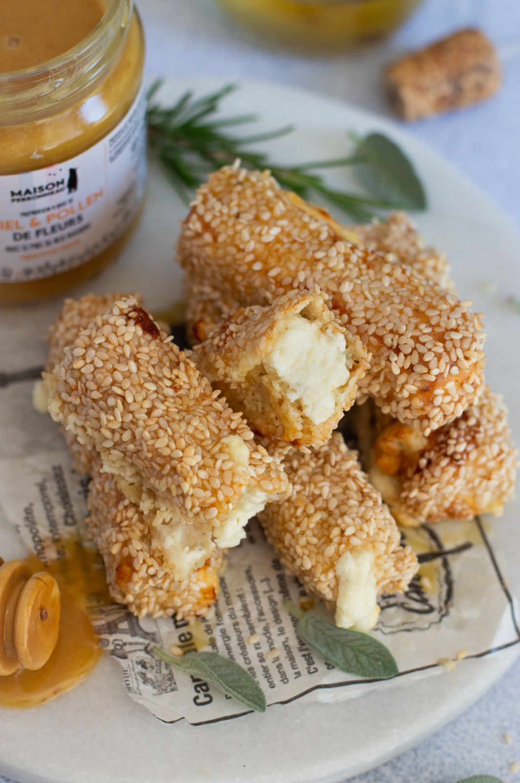 feta, feta panée, panuire sésame, sésame, salé, recette simple, air fryer, sans gluten, chèvre, recette été, recette estivale, apéro, apéro veggie, oeuf, 