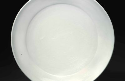 A large white-glazed porcelain dish, Yongle period (1403-1425)