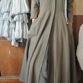 MLLE JEANNETTE : robe en coton taupe "Les Filles d'Ailleurs", jupe boule gris clair "Les Filles d'Ailleurs"...