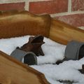 Brocante de LA BRUYERE : une grenouille bloquée dans la neige
