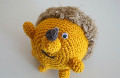 Amigurumi - petit hérisson orange et marron réalisé au crochet