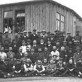 1914 - 1918 : LES PRISONNIERS DE GUERRE D’HIRSON DEVANT LE BARAQUEMENT 44.