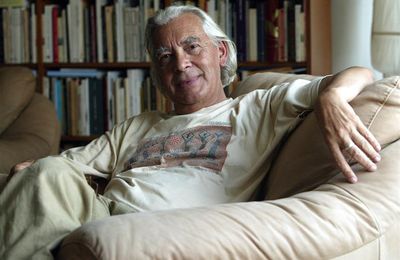 Casimiro de Brito (1938 -) : « Un vase tu es un vase... / « Um vaso és um vaso... »