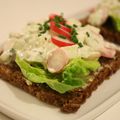 Smørrebrød (tartine danoise) radis, concombre, fromage frais & ciboulette