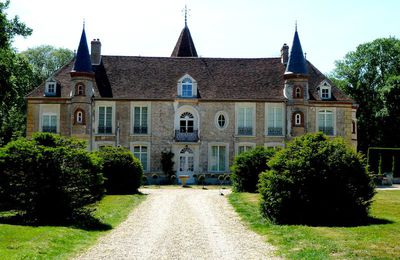 Château de ROZOY-BELLEVALLE au printemps