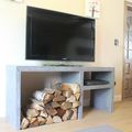 Meuble TV incluant un espace de rangement de bûches de bois. 