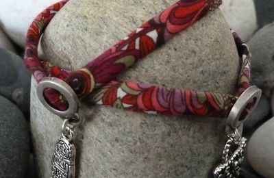 Féminin et léger ! Avec différents tons de rouge pour ce bracelet en liberty et breloque matriochka et sac à main !