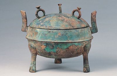 Covered Qi da guan ding vessel, Western Han dynasty (206 BCE–9 CE)
