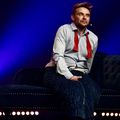 DE L’AUTODÉRISION À L’ÉMOTION, DU RIRE AUX LARMES.