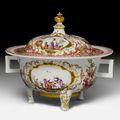 Small chinoiserie tureen, 'olio' pot, Meissen, ca. 1725-1728