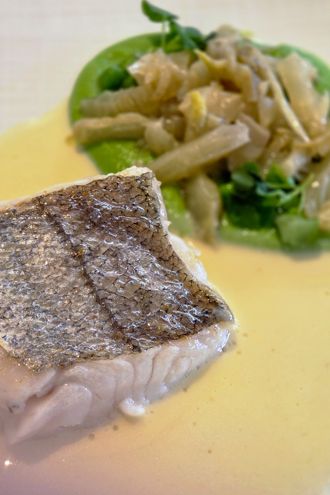 La carte propose une dizaine de plats ‘à la carte’ ainsi que deux menus: menu Découverte en trois services (90€) et le menu Dégustation en 5 services (€130). A noter également un menu gastronome à 28€ pour les enfants qui sont les plus que bienvenus à l'Hostellerie.
