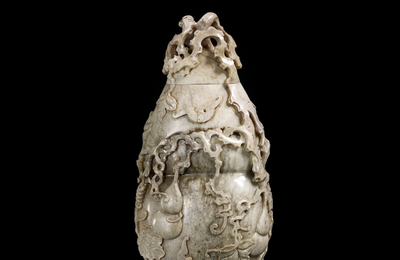  Vase couvert en jade gris sculpté, Chine, Dynastie Qing, XIXème siècle       