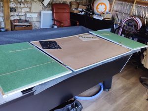 Fabrication d'un valise pour puzzle de maximum 2000 pièces, les 2 volets s'ouvrent dévoilent un espace principal pour le puzzle et 2 espace de chaque coté pour le trie des pieces. Des mousses peuvent ce retirer et remettre afin de fermer la valise et compresser les pièces pour qu'elles ne bougent pas pendant le transport. Quatre crochets ferme la valise.  