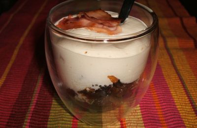 Compotée de pruneaux aux oignons & chantilly au lard