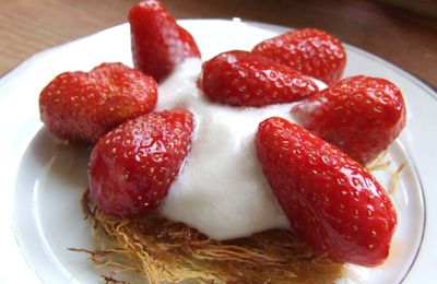 Fraises sur lit de Kadaïf, espuma coco & chocolat blanc