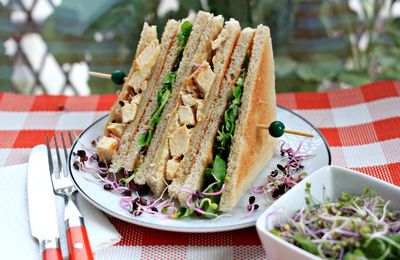 Club sandwich aux graines germées de radis pourpre et choux 