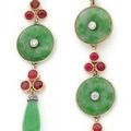 Paire de pendants d'oreilles en jade et Roland Schad, deux pendentifs en jade