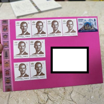 La poste et les enveloppes colorées