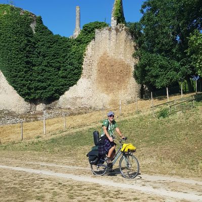 D'Arromanches à Bressuire : le pédaleur en kilt