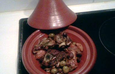 TAJINE D’AGNEAU, OLIVES VERTES, RAISINS SECS, PIGNONS