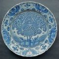 DELFT. Un plat rond et 3 assiettes Chinoiseries XVIIIe siècle