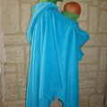 Poncho de portage turquoise aux papillons verts